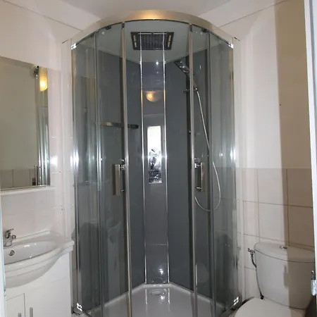 Le Clos Castel Bed and Breakfast 3*