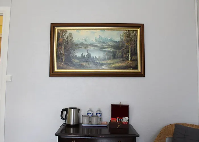 Le Clos Castel Bed and Breakfast 3*